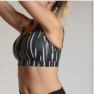 Title Nine Black and White Wireless High Support Sports Bra Size 38DD